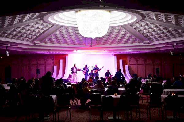 Band-Auftritt im Golden Tulip Taj Sultan Hotel mit Publikum und farbigem Licht.