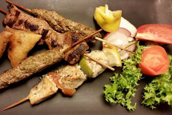 Grillplatte mit Fleischspießen, Gemüse und Beilagen im Hotel Golden Tulip Taj Sultan
