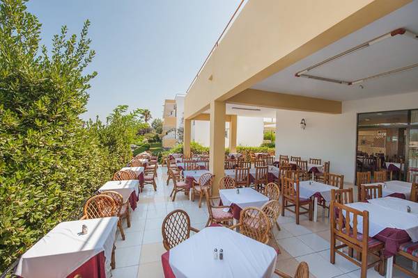 Pyli Bay Hotel Terrasse mit Tischen und Stühlen im Freien