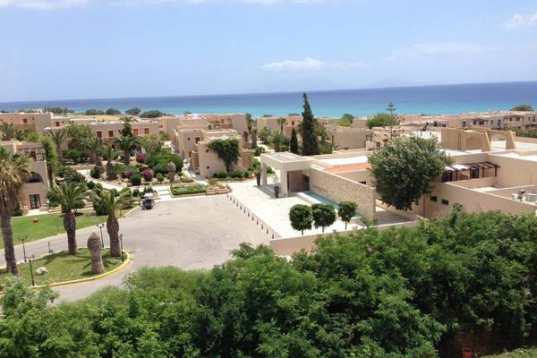 Luftaufnahme des Porto Bello Beach Hotels mit Blick auf die Küste und Meer.