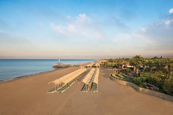 Strand des Megasaray Club Belek mit Sonnenliegen und Blick aufs Meer