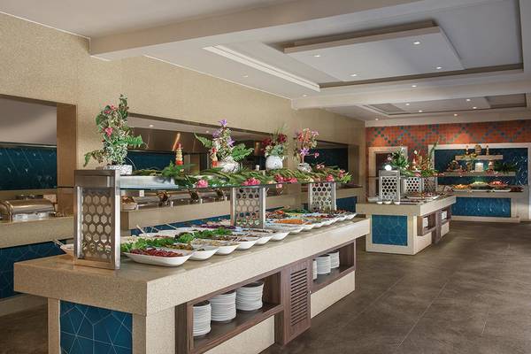 Buffetbereich des Megasaray Club Belek Hotels mit einer Auswahl an Gerichten und Dekoration.