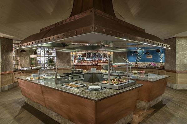 Innenansicht des Restaurants im Megasaray Club Belek mit mehreren Essensstationen und einer großen Kupferhaube.