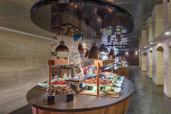 Buffetbereich im Megasaray Club Belek Hotel mit verschiedenen Speisen und dekorativen Leuchten.