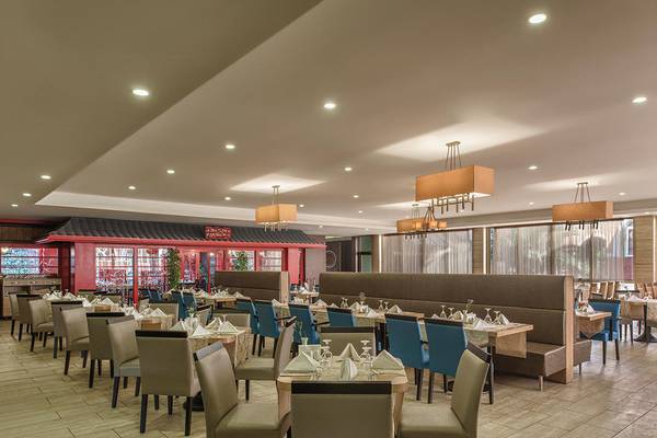 Innenansicht des Restaurants im Megasaray Club Belek Hotel mit gedeckten Tischen und Stühlen.