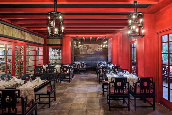 Innenansicht des Restaurants im Megasaray Club Belek mit roten Wänden und traditionellen chinesischen Möbeln.