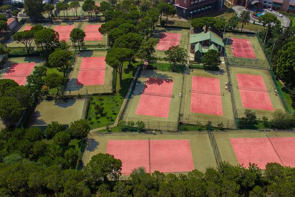 Luftaufnahme der roten Tennisplätze im Megasaray Club Belek