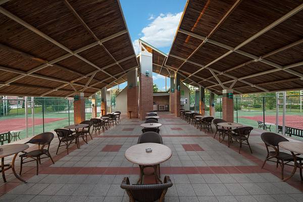 Cafe-Bereich neben Tennisplätzen im Megasaray Club Belek