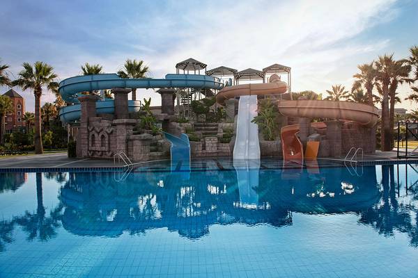 Wasserrutschen im Megasaray Club Belek Hotel im Sonnenuntergang