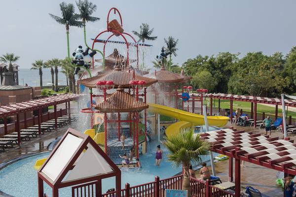 Wasserpark im Megasaray Club Belek mit Rutschen und Wasserspielen.