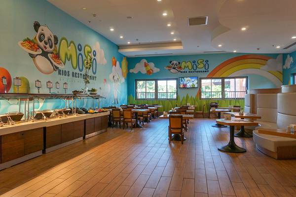Innenansicht des Kinderrestaurants im Megasaray Club Belek mit bunten Wänden und Holzboden.
