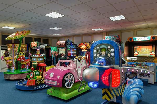 Spielplatz im Megasaray Club Belek mit verschiedenen bunten Spielgeräten