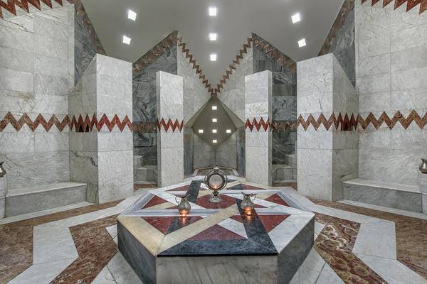 Innenansicht der Sauna im Megasaray Club Belek mit Marmorwänden und Deckenlampen.