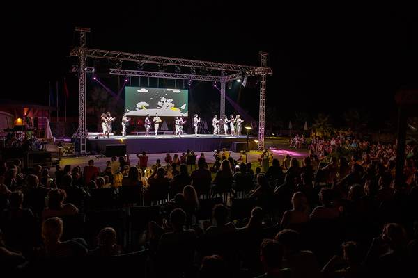 Live-Auftritt der Band Megasaray Club Belek unter freiem Himmel vor einem großen Publikum.