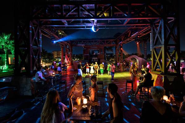 Nachtveranstaltung im Freien im Megasaray Club Belek mit vielen Gästen, die sitzen und tanzen.
