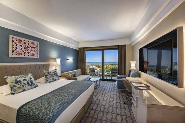 Suite Zimmer im Megasaray Club Belek mit Blick auf das Meer und Balkon.