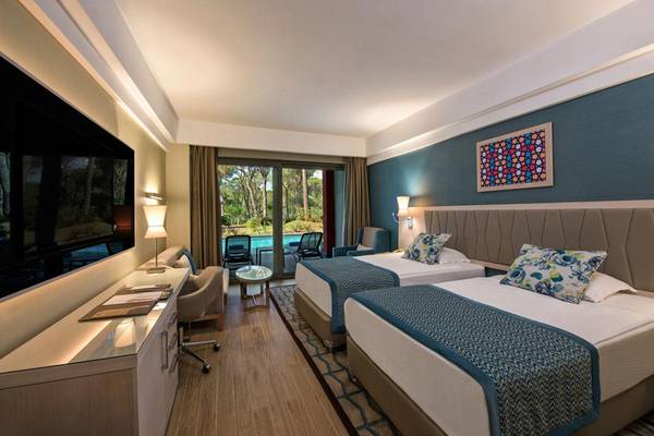 Doppelzimmer im Megasaray Club Belek mit Blick auf den Pool und Garten