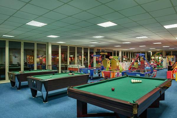 Spielzimmer im Megasaray Club Belek mit Billardtischen und Spielgeräten.