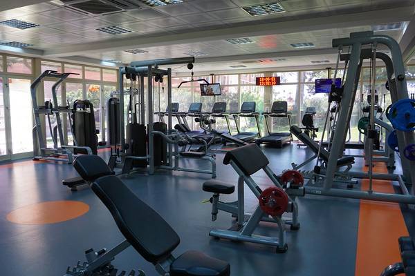 Fitnessstudio im Megasaray Club Belek mit Laufbändern und Kraftgeräten.