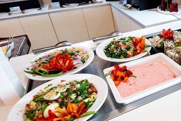 Frühstücksbuffet im Blue Aegean Hotel & Suites mit verschiedenen Gerichten und Salaten.