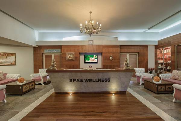 Spa- und Wellnessbereich des Megasaray Club Belek Hotels mit Rezeptionstresen und Buddha-Statuen.