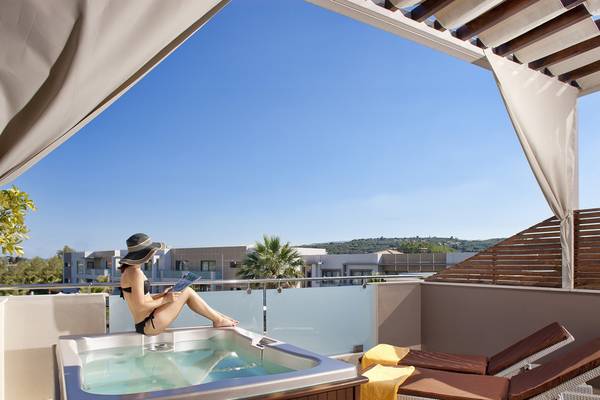 Frau auf dem Balkon im Jacuzzi im Lesante Classic Luxury Hotel & Spa