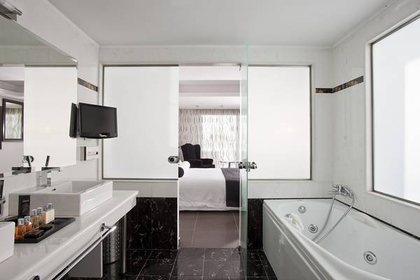 Ein Badezimmer mit Badewanne, Spiegel und Waschbecken im Lesante Classic Luxury Hotel & Spa.