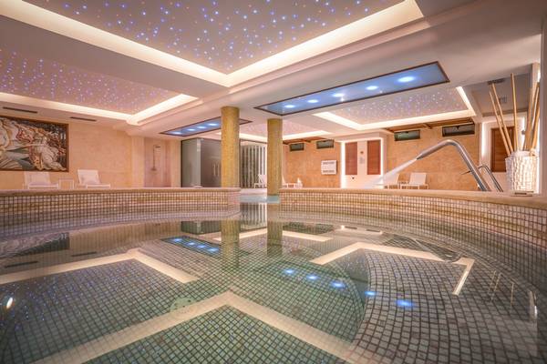 Innenpool des Lesante Classic Luxury Hotel & Spa mit Sternenhimmel-Decke und gefliestem Boden
