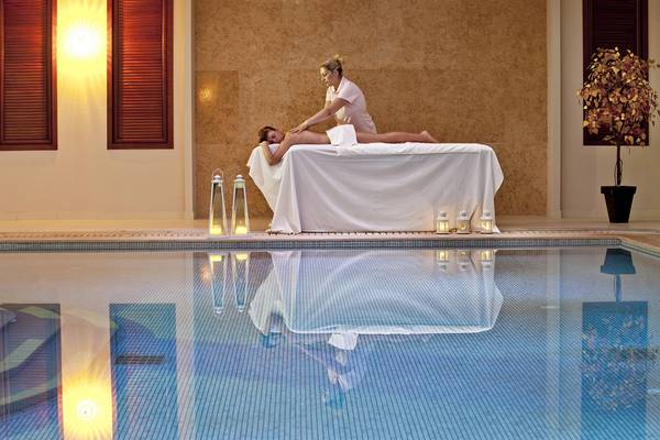 Massage am Pool im Lesante Classic Luxury Hotel & Spa