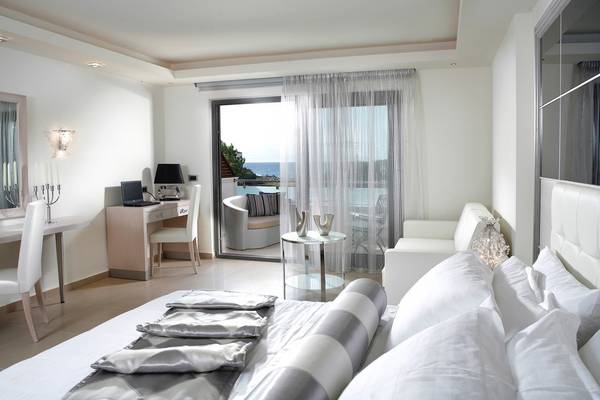 Innenansicht eines Luxuszimmers im Lesante Classic Luxury Hotel & Spa mit Blick auf das Meer.