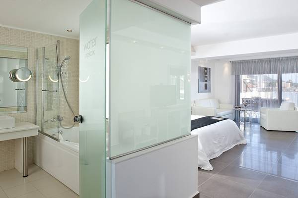Schlafzimmer im Lesante Classic Luxury Hotel & Spa mit angrenzendem Badezimmer