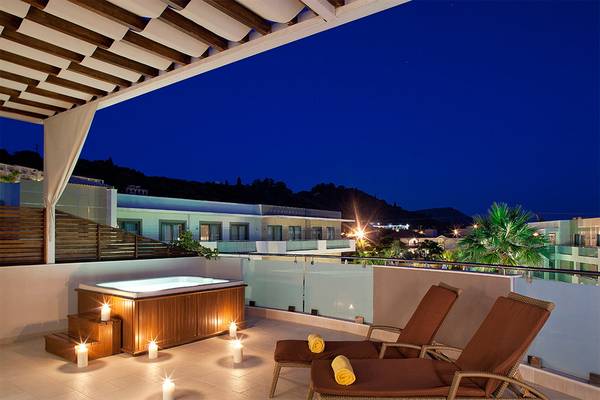 Nachtansicht des Balkons mit Jacuzzi des Lesante Classic Luxury Hotel & Spa.