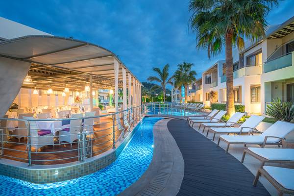 Außenpoolbereich des Lesante Classic Luxury Hotel & Spa mit Lounge-Stuhlreihe und Restaurant
