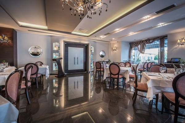 Innenansicht des Restaurants im Lesante Classic Luxury Hotel & Spa mit gedeckten Tischen und Stühlen.
