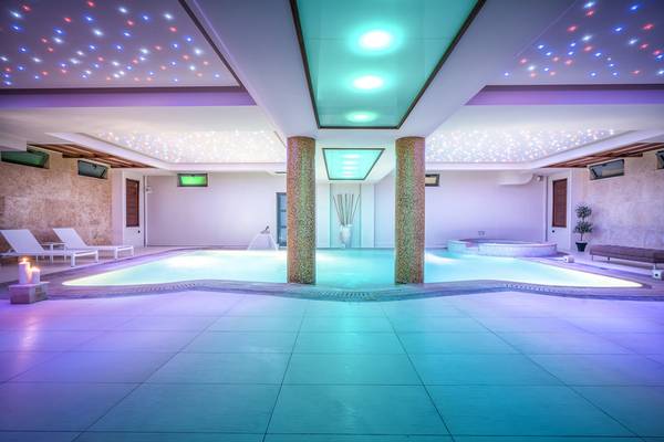 Innenpool des Lesante Classic Luxury Hotel & Spa mit blauen und grünen Lichtern