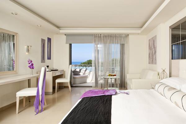 Innenansicht eines eleganten Schlafzimmers im Lesante Classic Luxury Hotel & Spa mit Meerblick.