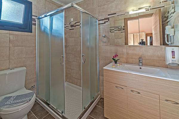 Badezimmer im Blue Aegean Hotel & Suites mit Dusche, Waschbecken und Toilette