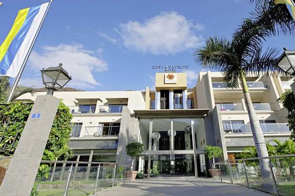 Vorderansicht des LIVVO Costa Taurito Hotels mit Eingang und Palmen