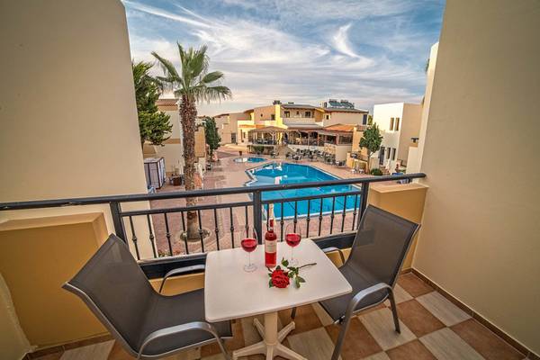 Aussicht vom Balkon des Blue Aegean Hotel mit Swimmingpool und Sonnenuntergang