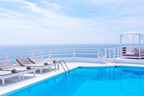 Pool-Deck-Ansicht des Pietra E Mare Mykonos mit Sonnenliegen und Meerblick