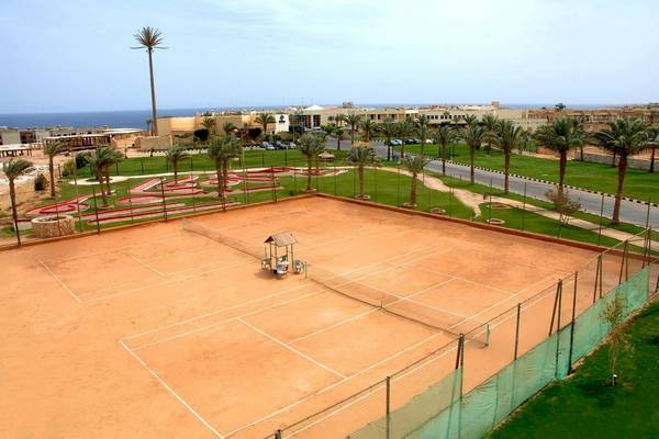 Tennisplatz im Freien im DoubleTree by Hilton Sharks Bay Resort mit Blick auf das Meer.