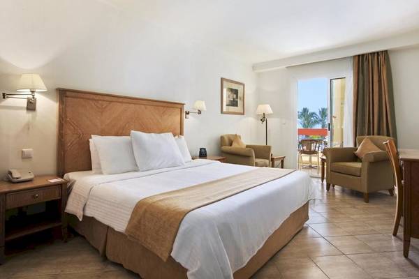 Doppelzimmer im DoubleTree by Hilton Sharks Bay Resort mit Balkonzugang.
