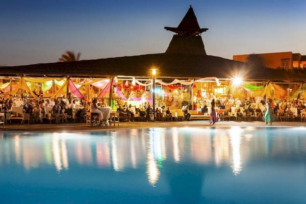 Abendveranstaltung am Pool des Barcelo Fuerteventura Mar Hotels mit vielen Gästen und bunten Dekorationen.