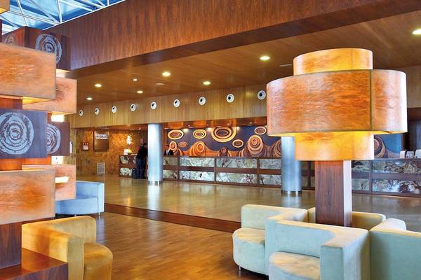 Lobby des Barcelo Fuerteventura Mar Hotels mit modernen Möbeln und leuchtenden Lampen.