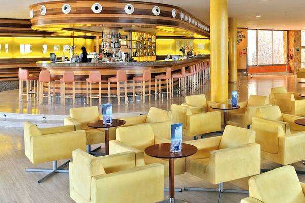 Loungebereich des Barcelo Fuerteventura Mar Hotels mit gelben Stühlen und Tischen.