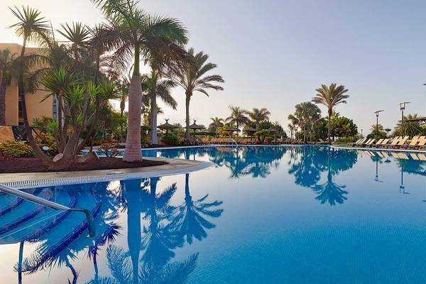 Außenpool des Barcelo Fuerteventura Mar Hotels mit Palmen und Sonnenliegen