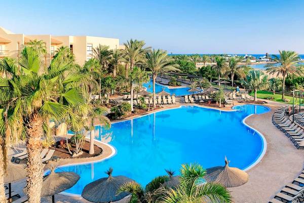 Luftaufnahme des Barcelo Fuerteventura Mar Resorts mit einem großen Swimmingpool und Sonnenliegen.