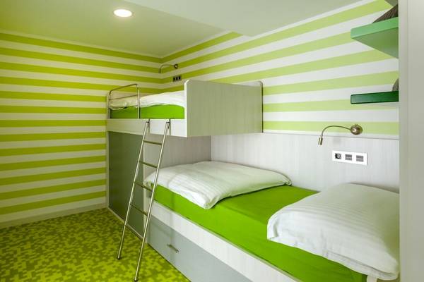 Schlafzimmer mit Doppelstockbett im Barcelo Fuerteventura Mar Hotel mit grünen und weißen Wänden.