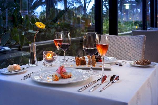 Gedeckter Tisch im Barcelo Fuerteventura Mar mit Gläsern, Tellern und Speisen.