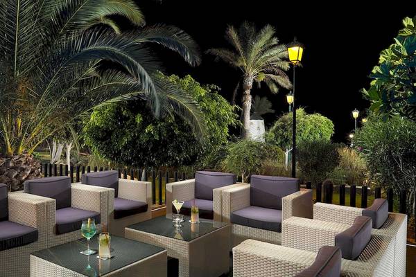 Abendloungebereich im Hotel Barcelo Fuerteventura Mar mit weichen Stühlen und Pflanzen.